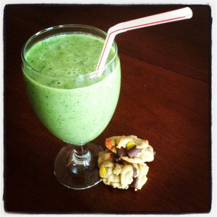 photo 2-9 Smoothie and Cookies